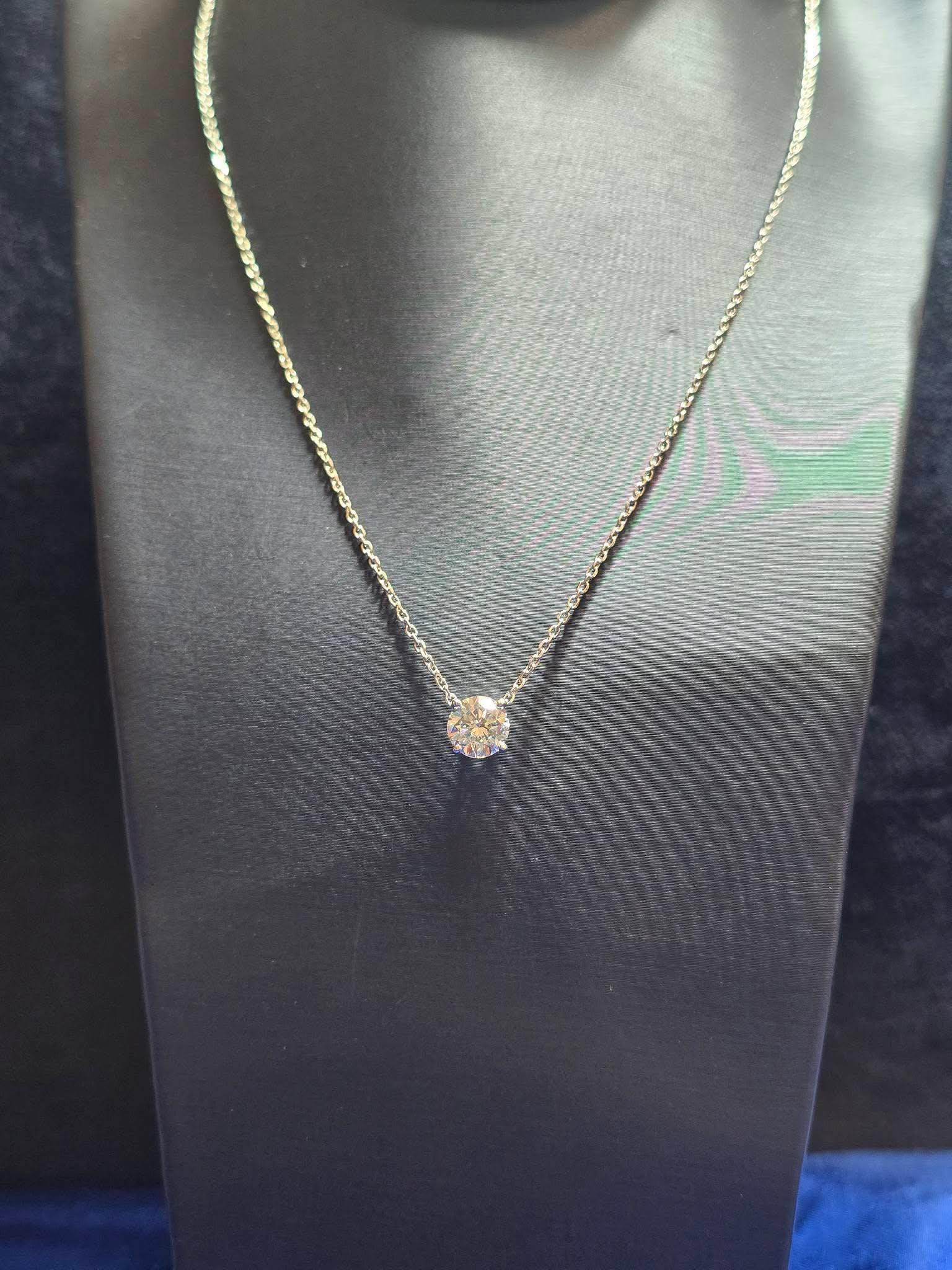 Collar solitario redondo