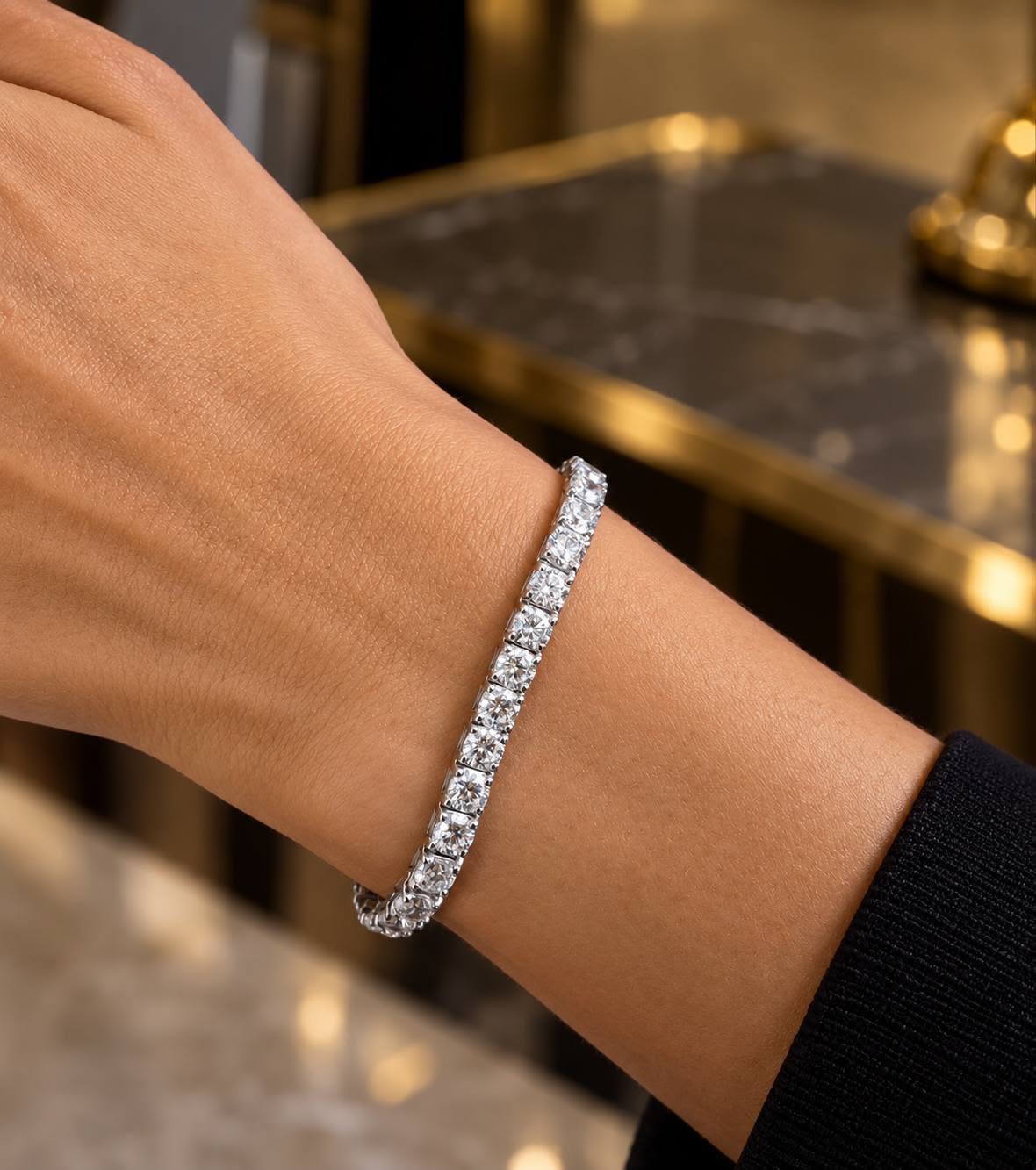 Pulsera tennis sobre la muñeca, en un ambiente de luz cálida